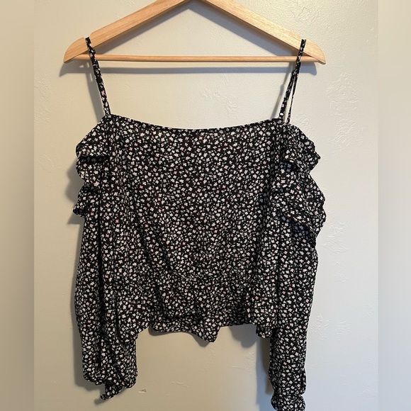 H&M Black and White Ruffled Blouse with Flutter Sleeves - Picture 9 of 10